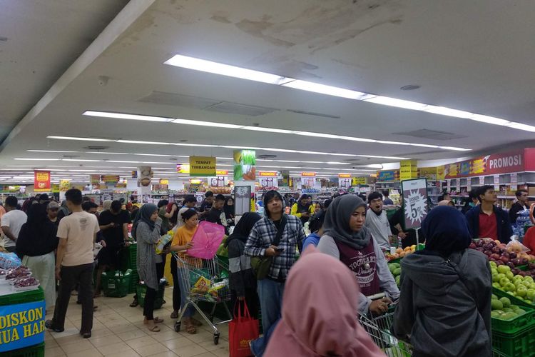 Gerai Giant Ekspres di Mampang Prapatan, Jakarta Selatan dipenuhi pengunjung, Minggu (23/6/2019). 