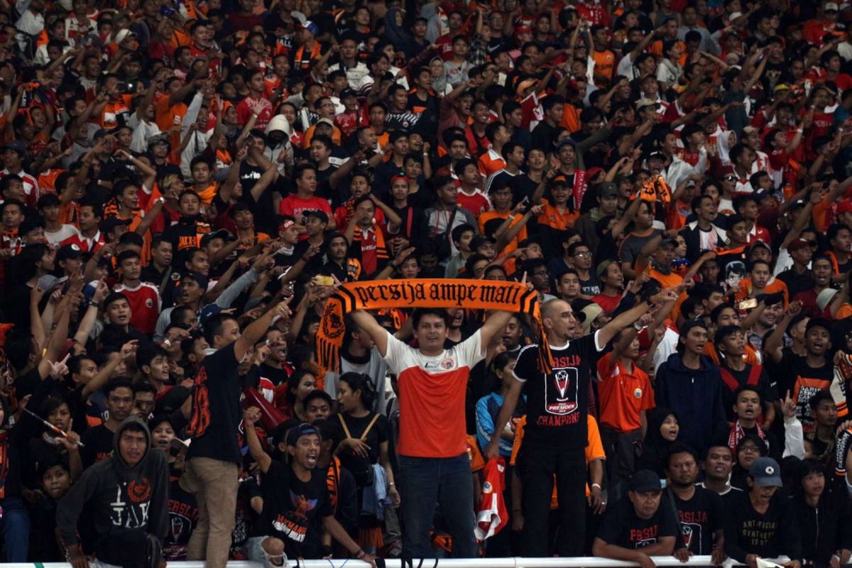 Suasana tribun penonton saat pertandingan final Piala Presiden 2018 antara Persija Jakarta melawan Bali United di Stadion Utama Gelora Bung Karno, Senayan, Jakarta, Sabtu (17/02/2018). Persija Jakarta berhasil menjuarai kompetisi pra-musim tersebut dengan skor 3-0.