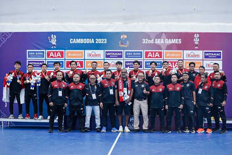 Timnas hoki indoor putra Indonesia meraih medali emas SEA Games 2023 usai menaklukkan Malaysia pada partai final di Dinosaur Hall Phnom Penh, Kamboja, Minggu (7/5/2023).