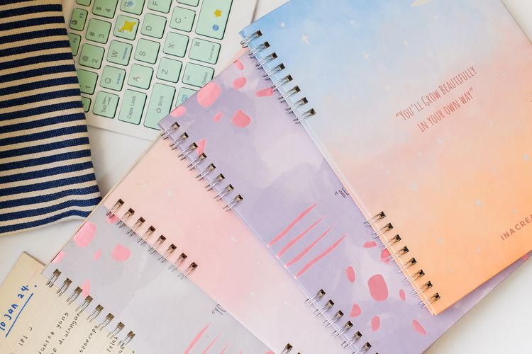 Ilustrasi alat tulis dari INA Creative.