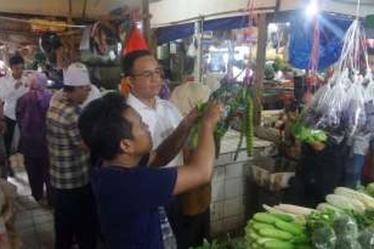 Calon gubernur DKI Anies Baswedan saat membeli sejumlah bahan pokok di Pasar Tebet, Jakarta Selatan, Jumat (28/10/2016)