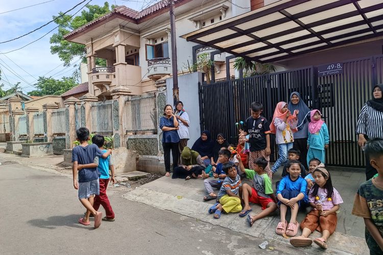 Banyak bocah bermain lato-lato di kawasan rumah mewah yang viral karena terbengkalai di Kelurahan Jatinegara, Kecamatan Cakung, Jakarta Timur, Jumat (6/1/2023).