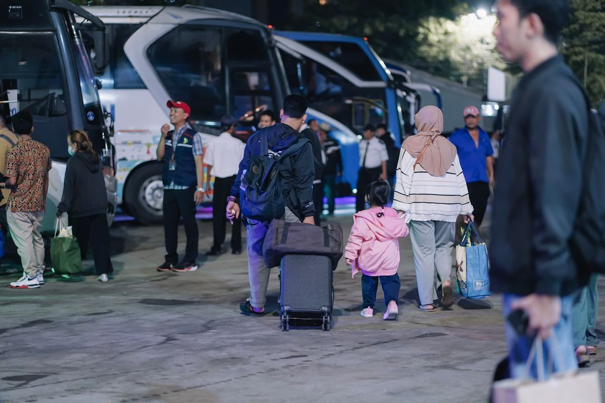 Ilustrasi penumpang bus DAMRI