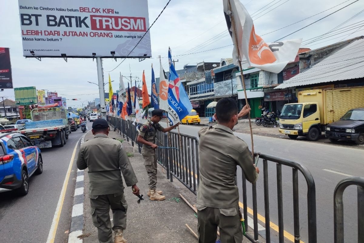 tim gabungan Satpol PP dan Bawaslu Kabupaten Cirebon Jawa Barat melakukan penertiban APK di sejumlah taman dan jalur utama pantura, pada Selasa (23/1/2024). Penertiban ini dilakukan lantaran banyaknya keluhan dari Dinas Lingkungan Hidup dan juga pengendara karena mengancam keselamatan alu lintas.