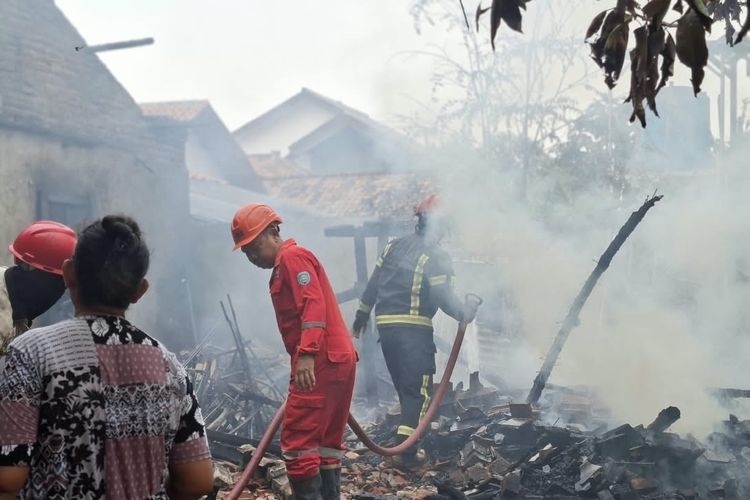 Gara-gara Bakar Sampah Sembarangan, Rumah Warga di Haurgeulis Indramayu Ludes Terbakar