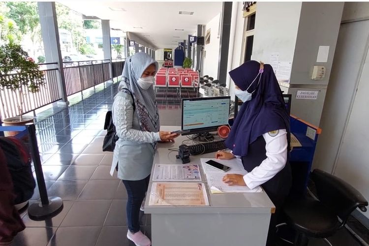 MASUK--Salah satu penumpang hendak masuk ke Stasiun Madiun, Kota Madiun, Jawa Timur, Jumat (22/10/2021). 