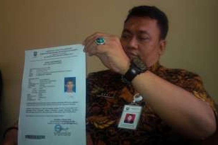 : Plt Kepala Dispendukcapil Kabupaten Semarang Rudi Susanto menunjukkan fisik Surat Keterangan Pengganti eKTP.