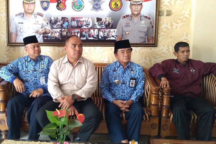 Kapolres Banjarnegara AKBP Aris Yudha Legawa (kedua dari kiri) bersama Bupati Banjarnegara Budhi Sarwono (kedua dari kanan) dan Ahmad Fauzi (paling kanan) menggelar konferensi pers di Mapolres Banjarnegara, Jawa Tengah, Jumat (29/11/2019).