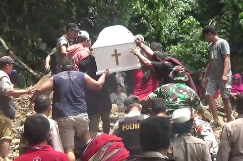 Jalur Palopo-Toraja Longsor, Peti Jenazah Terpaksa Digotong 