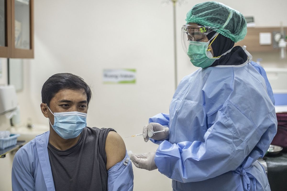 Petugas medis (kanan) menyuntikan vaksin ke seorang tenaga kesehatan (kiri) saat simulasi pemberian vaksin COVID-19 di RSIA Tambak, Jakarta, Rabu (13/10/2021). Simulasi tersebut digelar sebagai persiapan penyuntikan vaksinasi COVID-19 tahap pertama untuk tenaga kesehatan di Jakarta yang rencananya akan dilakukan oleh Pemprov DKI Jakarta pada 15 Januari mendatang. ANTARA FOTO/Aprillio Akbar/wsj.