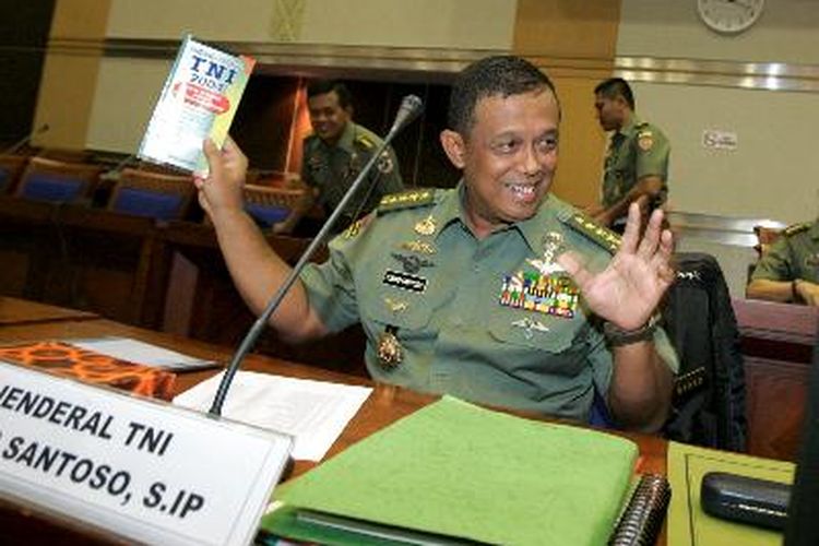 Kepala Staf TNI Angkatan Darat Jenderal Djoko Santoso bersiap mengikuti uji kelayakan dan kepatutan calon Panglima TNI yang dilakukan oleh anggota Komisi I di Gedung DPR, Jakarta, Rabu (5/12).