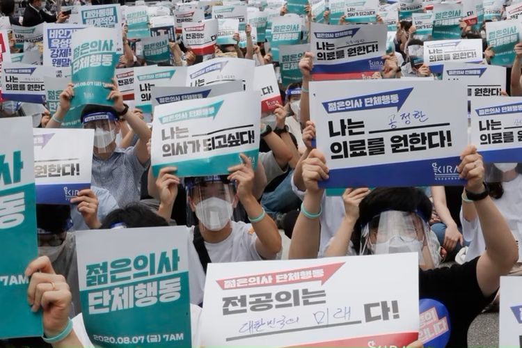 Dokter magang dan dokter residen berunjuk rasa menentang kebijakan medis pemerintah di Seoul, Korea Selatan, Jumat, 7 Agustus 2020.