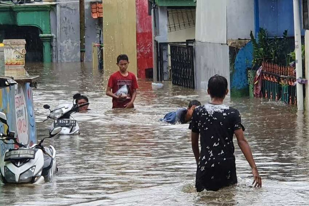 Banjir setinggi 1,5 meter menggenangi sejumlah RT di Kampung Makasar, Jakarta Timur, Rabu (1/1/2020)