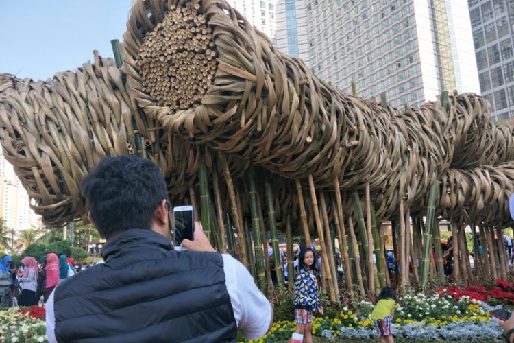 Karya seni bambu bernama Getih Getah yang terletak di Bundaran Hotel Indonesia, Jakarta Pusat menjadi daya tarik pengunjung hari bebas kendaraan bermotor atau car free day, Minggu (19/8/2018).