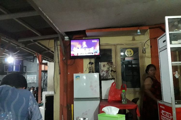 Siaran debat Capres dan Cawapres Pemilu 2019 ditayangkan di televisi salah satu warung makan di kawasan Duren Sawit, Jakarta Timur, Kamis (17/1/2019).