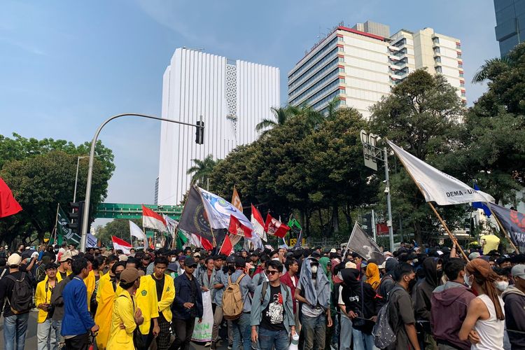 Mahasiswa dari berbagai universitas tiba di kawasan Patung Kuda, Jakarta Pusat, untuk berunjuk rasa tolak kenaikan harga BBM, Selasa (13/9/2022).