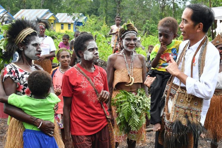 Presiden Joko Widodo berbicara dengan sejumlah wanita di Kampung Kayeh, Kota Agats, Kabupaten Asmat, Papua, Kamis (12/4/2018). 