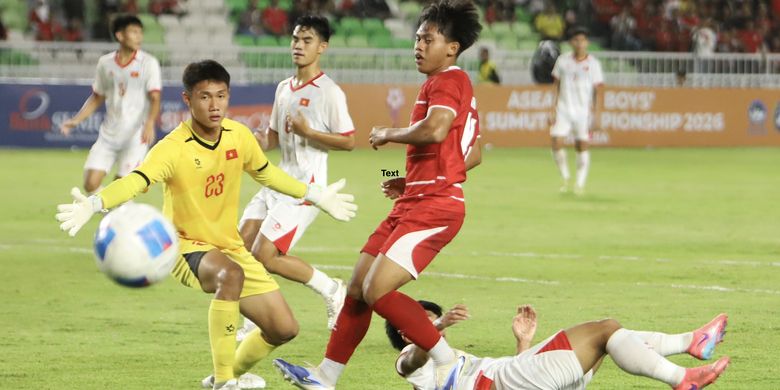 Pesepak bola Timnas U19 Indonesia, Fabio Azkairawan (tengah) mencoba menaklukkan penjaga gawang Vietnam U19 Xuan Tin Hoa (kiri) pada pertandingan Piala AFF U-19 2026 di Stadion Utama Sumatera Utara, Kabupaten Deli Serdang, Minggu (7/6/2026). ANTARA FOTO/Yudi Manar/Lmo/bar