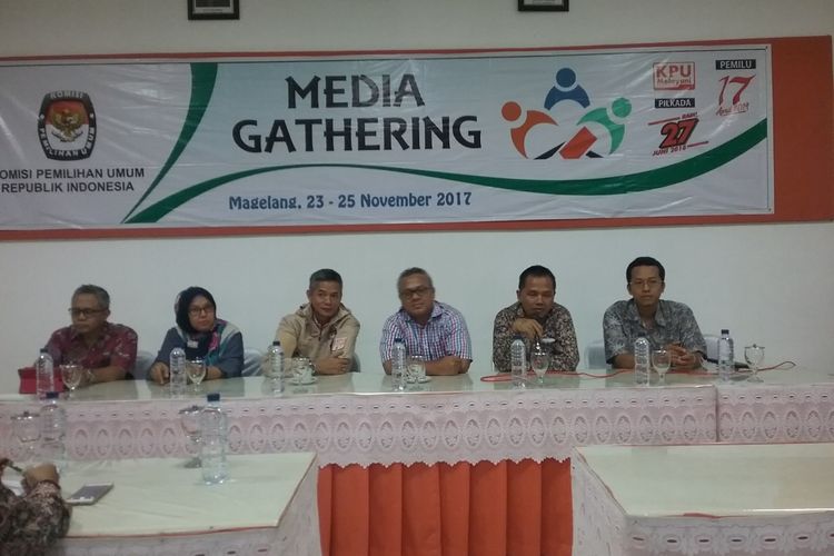 Ketua KPU Kabupaten Magelang (dua dari kanan) Afifudin menerima kunjungan dari KPU RI Pusat, Magelang, Jawa Tengah, Kamis (23/11/2017).