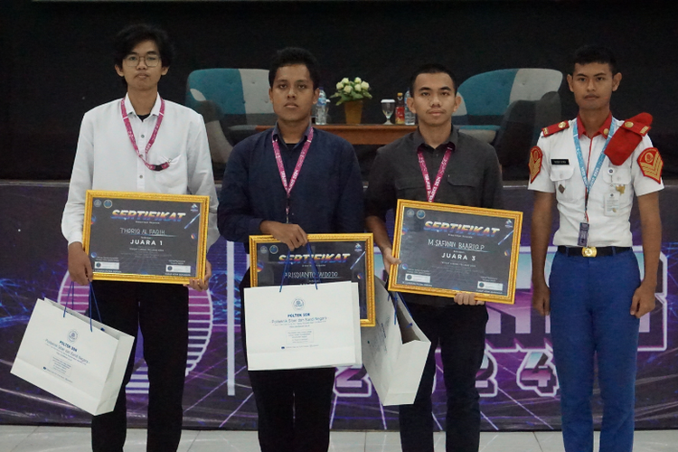 Tiga peserta terbaik dalam kegiatan Trojans 2024 yang diselenggarakan di kampus Poltek SSN, Kabupaten Bogor, Jawa Barat, Sabtu (02/03/2024). 