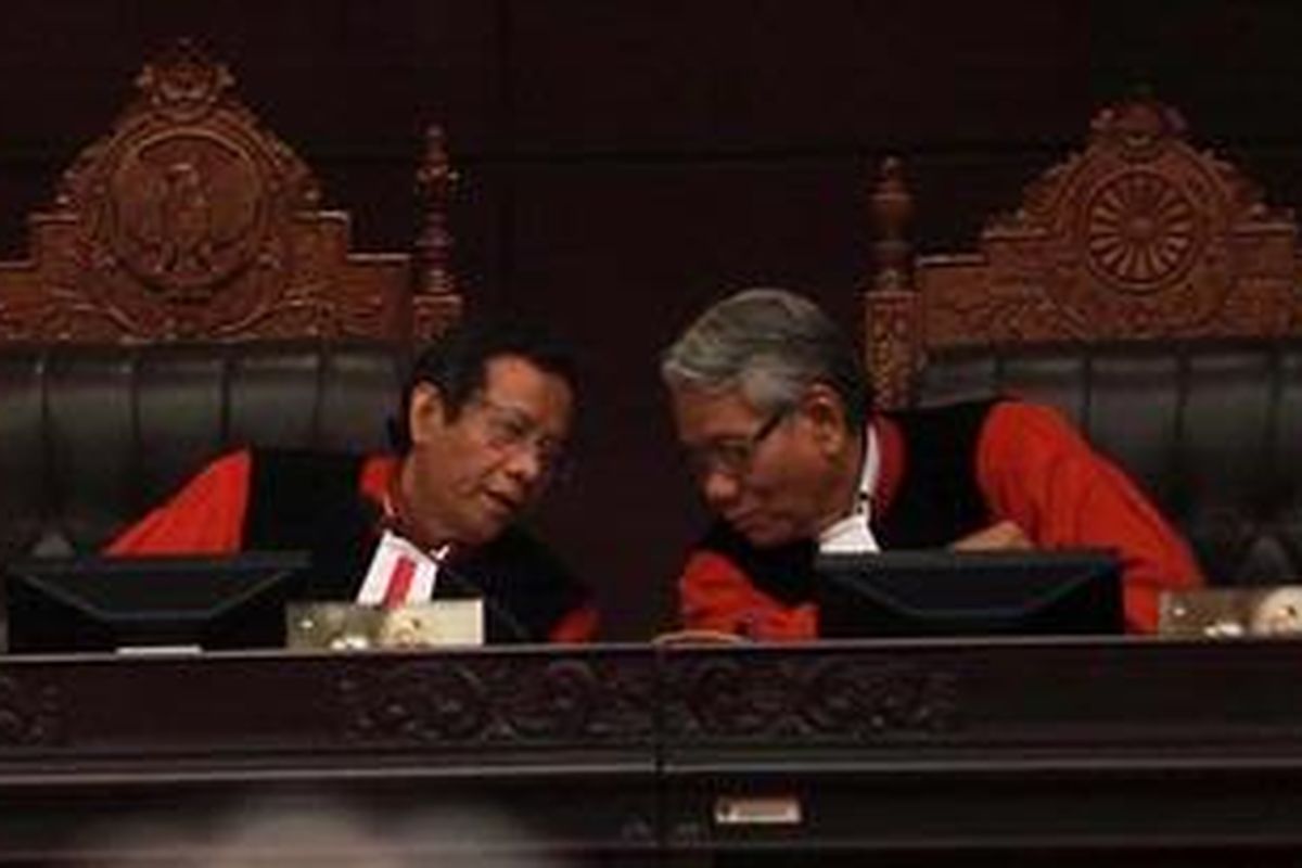 Ketua Mahkamah Konstitusi (MK) Mahfud MD (kiri) dan Hakim Konstitusi Harjono (kanan) merenung di sela pembacaan putusan tentang permohonan gugatan posisi Wakil Menteri di Jakarta, Selasa (5/6/2012). Dalam salah satu putusannya MK menyatakan, Penjelasan Pasal 10 diputuskan bertentangan dengan UUD 1945 dan tidak memiliki kekuatan hukum yang mengikat. Penjelasan pasal 10 tersebut berbunyi, 