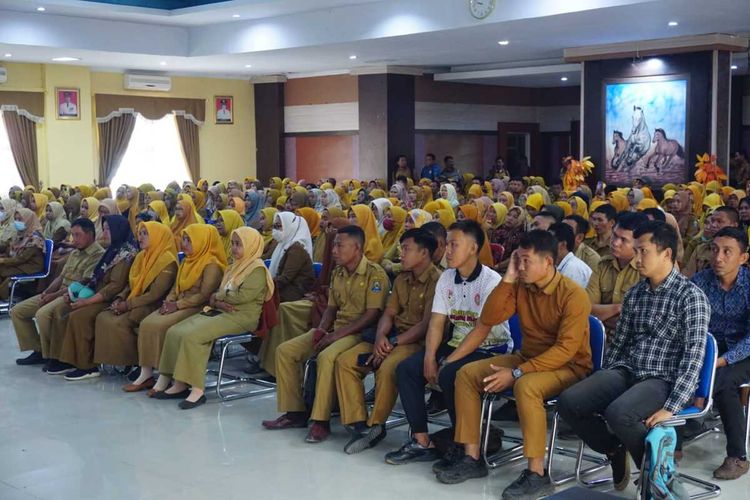 Ribuan guru honorer di Kabupaten Jeneponto, Sulawesi Selatan mengikuti audiens bersama PJ Bupati Jeneponto. Senin, (29/1/2024).