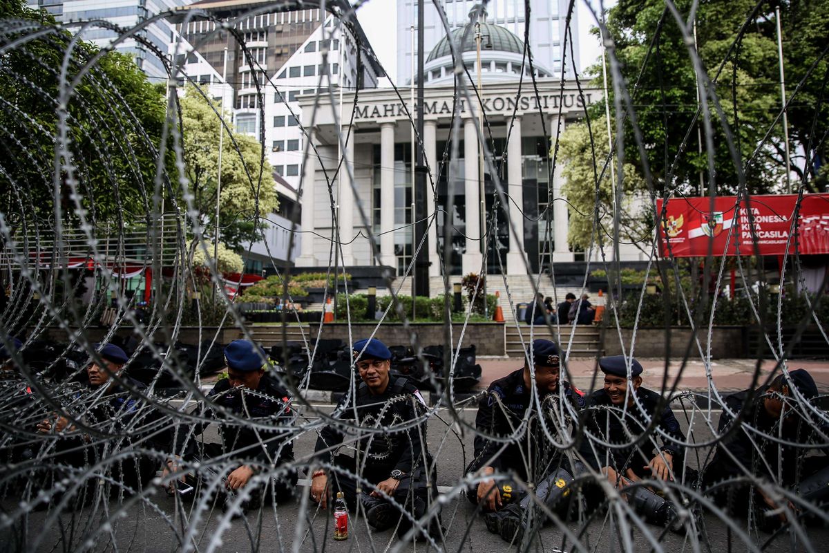 Aparat kepolisian melakukan pengamanan sidang perselisihan hasil pemilihan umum (PHPU) di Mahkamah Konstitusi (MK), Jakarta Pusat, Jumat (14/6/2019).