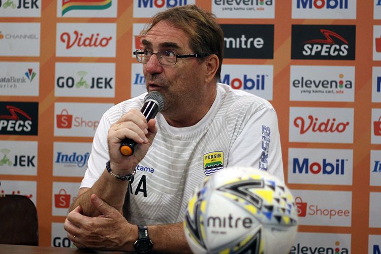 Pelatih Persib Bandung, Robert Rene Alberts, dalam konferensi pers sebelum laga melawan Borneo FC. (KOMPAS.com/SEPTIAN NUGRAHA)