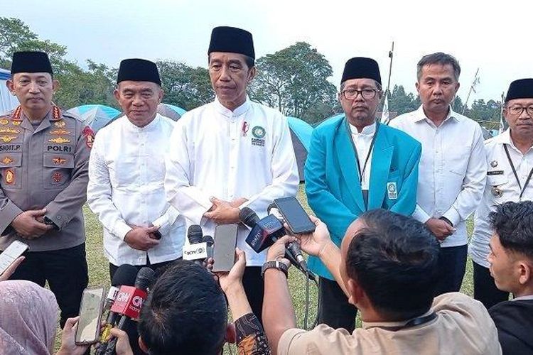 Presiden Jokowi usai meresmikan pembukaan Jambore Nasional Dai Desa Madani Persaudaraan Muslimin Indonesia (PARMUSI), di Cianjur, Jawa Barat, Selasa, (25/9/2023). 

