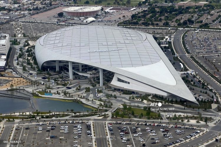 Tampak atas SoFi Stadium yang berlokasi di Inglewood, California, pada 22 April 2021. Stadion berkapasitas 70.000 hingga 100.000 penonton itu akan menjadi lokasi konser Permission to Dance On Stage - LA oleh BTS. 