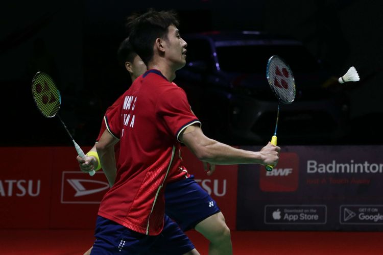 Ganda putra China, Liang Wei Keng/Wang Chang bertanding melawan ganda putra Indonesia, Marcus Fernaldi Gideon/Kevin Sanjaya Sukamuljo pada laga semifinal Indonesia Masters 2022, Sabtu (11/6/2022). Liang Wei Keng/Wang Chang melaju ke final setelah menang dengan skor 21-17, 21-10.