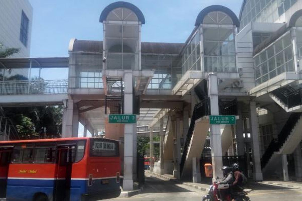 Metro Mini 62 melintasi Terminal Manggarai. Gambar diambil Kamis (19/1/2017).