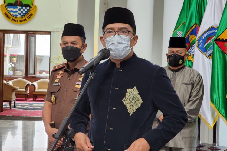 Gubernur Jawa Barat Ridwan Kamil saat memberikan keterangan kepada media di Gedung Sate, Kota Bandung Jawa Barat, Rabu (11/5/2022).