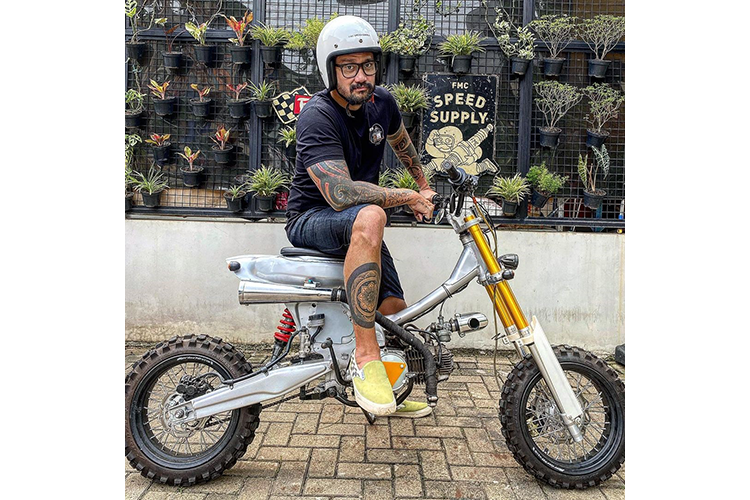 Motor custom Honda Astrea Legenda milik Tora Sudiro yang digarap oleh RucksNroll Custom Garage