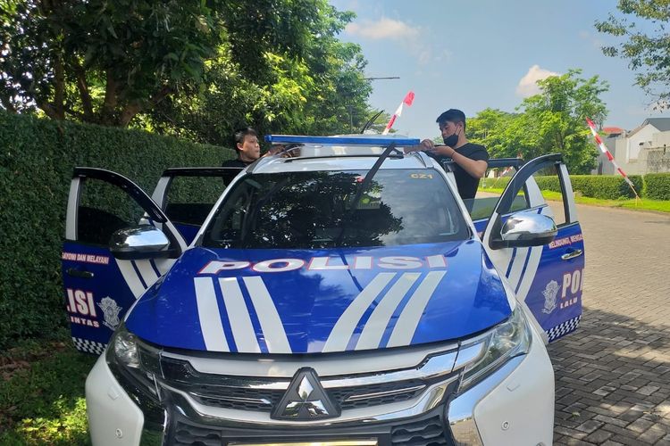 Pemasangan lampu strobo oleh Ilham, pemilik Sumber58 Spesialis Sirine Rotator Semarang.