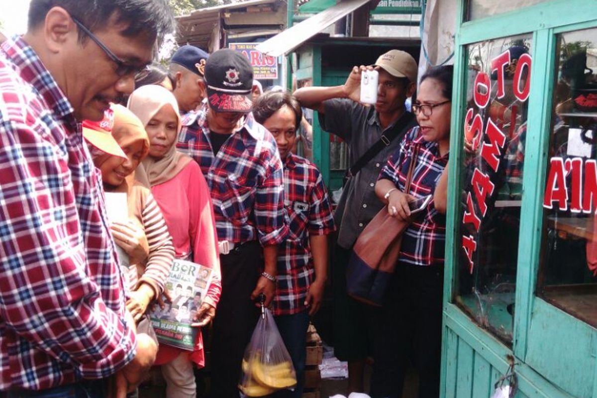 Calon wakil gubernur DKI Djarot Saiful Hidayat berkampanye di Pasar Kemiri, Kembangan, Jakarta Barat. Sembari kampanye, Djarot terlihat berbelanja di pasar tersebut. Senin (3/4/2017)