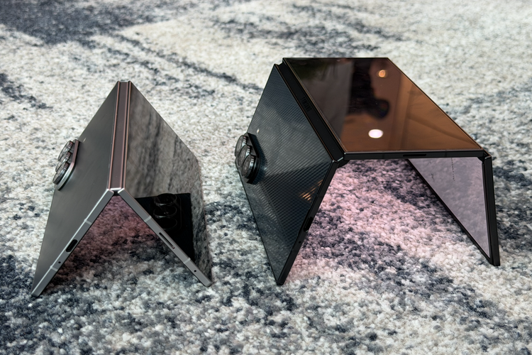 (kiri-kanan) Perbandingan desain dan mekanisme lipatan dari Samsung Galaxy Z Fold 7 dan Samsung Galaxy Trifold