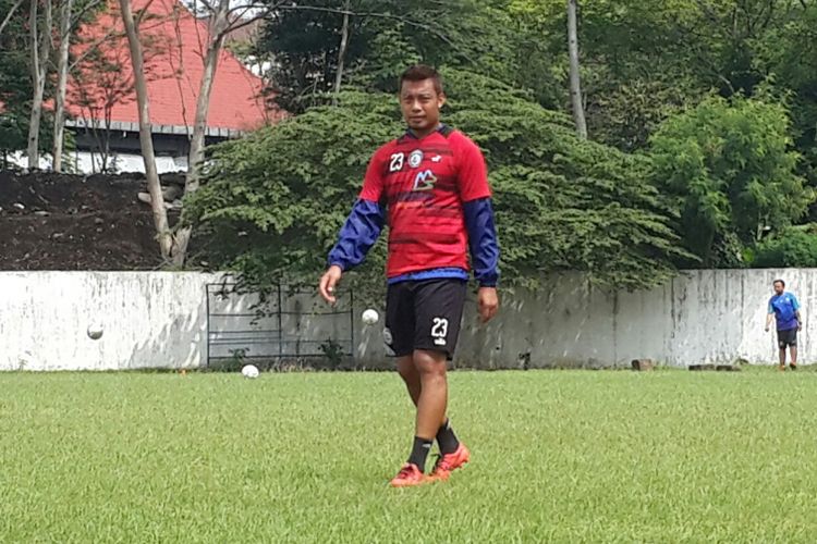 Kapten Arema FC Hamka Hamzah saat menjalani latihan di Stadion Cakrawala Universitas Negeri Malang, Kota Malang beberapa waktu lalu.