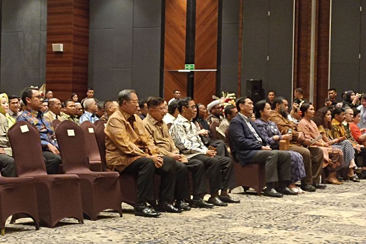 Presiden Keenam Susilo Bambang Yudhoyono dan wakilnya Jusuf Kalla serta Menko Polhukam Mahfud MD duduk berjajar saat menghadiri peringatan ulang tahun ke 76 di Mega Kuningan, Jakarta Selatan, Kamis (28/9/2023).