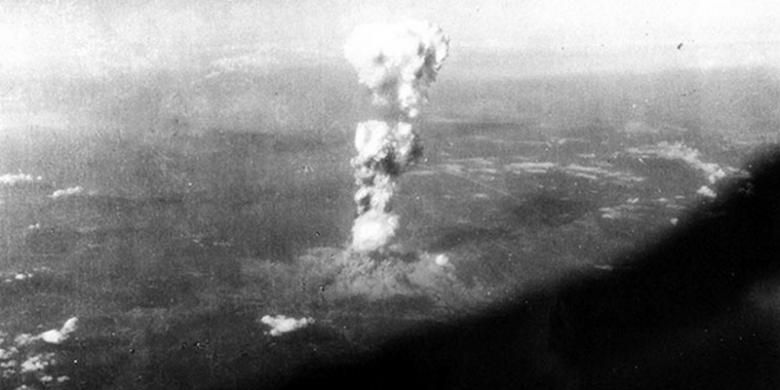 Foto awan jamur yang mengudara setelah ledakan bom atom Amerika Serikat di Kota Hiroshima, Jepang, pada 6 Agustus 1945. Selama ini foto ini disimpan di perpustakaan kongres AS di Washington.  