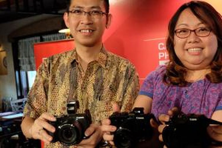 Sintra Wong, Division Manager of Canon Image Communication Product Division PT Datascrip (kiri) dan Angelie Ivone, Marketing Manager at Canon Division PT Datascrip di acara peluncuran Canon Powershot G3 X di Jakarta, Selasa (15/9/2015).