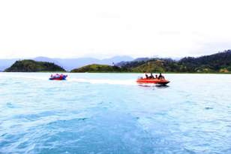 Pengunjung dapat menikmati wahana donut boat di kawasan wisata Mandeh.