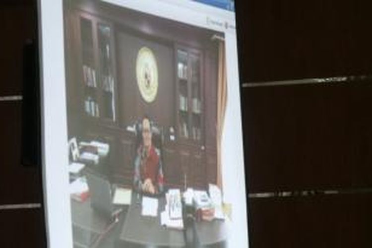 Jaksa penuntut umum Komisi Pemberantasan Korupsi menampilkan foto pria mirip Muhtar Ependy dalam sidang mantan Ketua Mahkamah Konstitusi Akil Mochtar di Pengadilan Tindak Pidana Korupsi, Jakarta, Senin (5/52014).