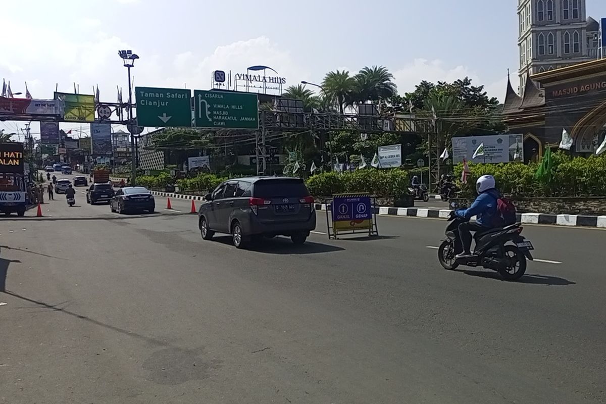 Polisi memberlakukan sistem ganjil genap bagi pemudik dan wisatawan di Jalur Puncak Bogor, Jawa Barat, selama Lebaran 2023 pada 19-25 April 2023.