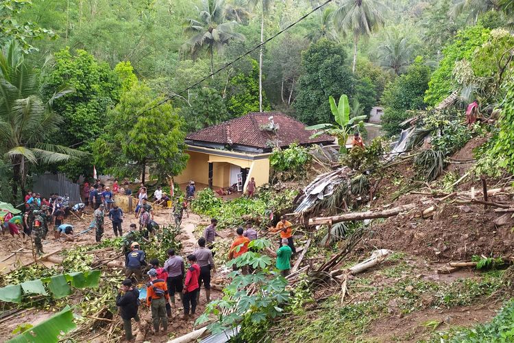 Sebuah rumah di Grumbul Kali Cawang, Desa Banjarpanepen, Kecamatan Sumpiuh, Kabupaten Banyumas, Jawa Tengah, luluh lantak tertimbun longsor, Selasa (17/11/2020).