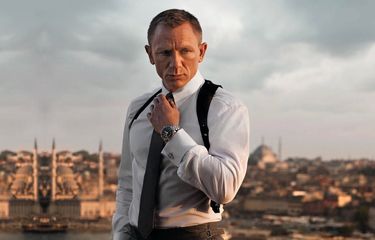Daniel Craig sebagai James Bond memakai arloji Omega