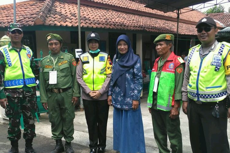 Almarhum Slamet, berfoto bersama saat akan menjalankan tugas di TPS 09, Kelurahan Kober, Kecamatan Purwokerto Barat, Kabupaten Banyumas, Jawa Tengah