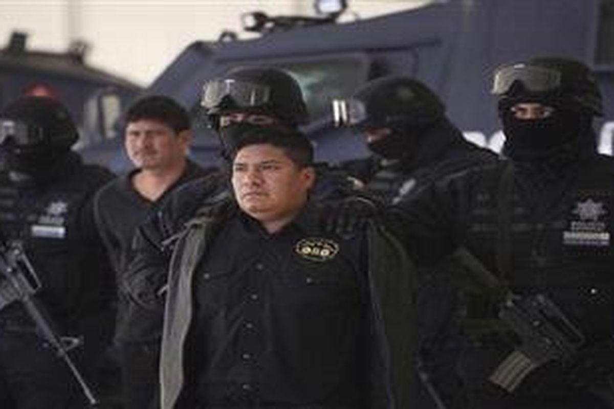 Flavio Mendez, salah satu pendiri kartel obat bius Zetas yang paling kejam di Meksiko, ditangkap polisi negara itu dan diperlihatkan kepada wartawan Selasa (18/1/2011) waktu setempat.