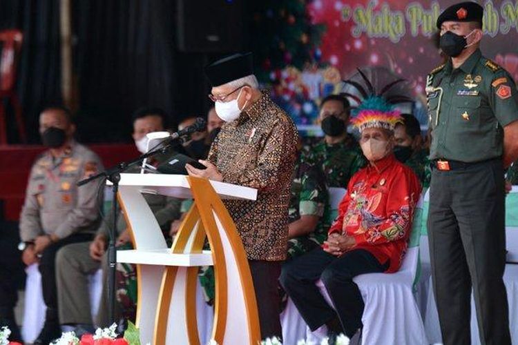 Wapres Ma?ruf Amin saat mengikuti perayaan Natal bersama masyarakat Kabupaten Biak Numfor di Lapangan Cendrawasih, Kabupaten Biak Numfor, Papua, Kamis (01/12/2022). 
