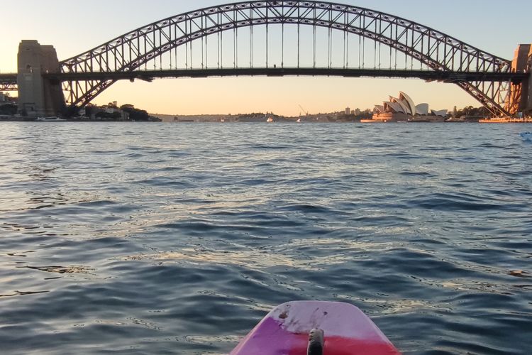 Kegiatan menaiki perahu kayak sambil menikmati sunrise di Sydney Harbour, Australia. 